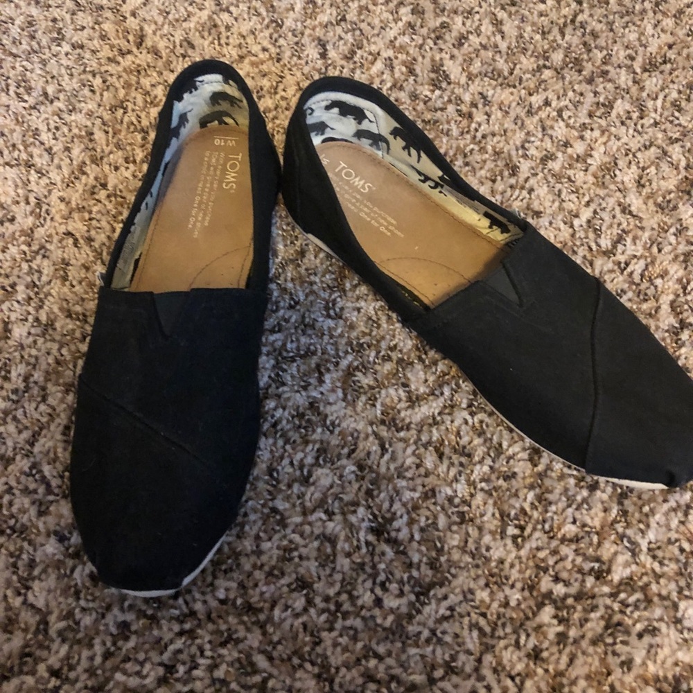 Black TOMS
